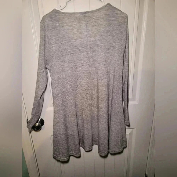 Umgee high low top long sleeve size medium - Picture 7 of 7